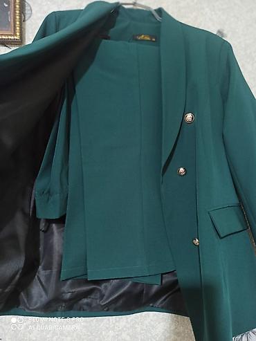 kamplekt: Qadın dəst – tünd yaşıl rəngdə, ikiqat düyməli blazer və uyğun top - — 3