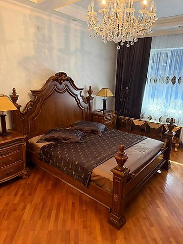 Klassik üslubda yataq otağı mebel dəsti. Dəstə şəkildə görünən əsas