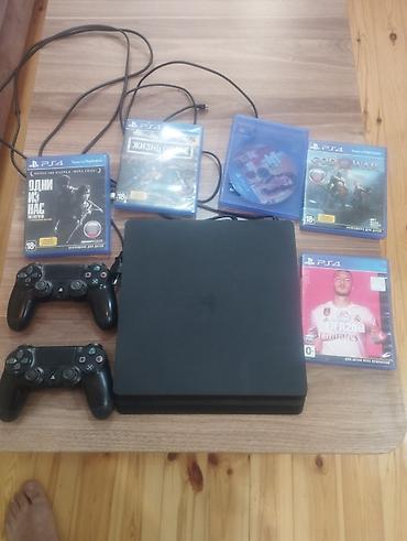 playstation 4 disc: PlayStation 4 Slim oyun konsolu seti. Komplekt: - PS4 Slim (qara — 1