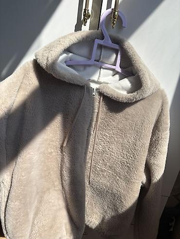 Xəzli kapüşonlu jaket - Model: qısa ölçülü, ön hissəsi tam fermuarlı