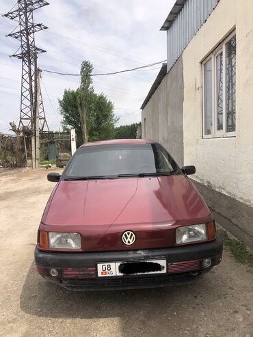 красная машина: Volkswagen Passat: 1991 г., 1.8 л, Механика, Бензин, Седан