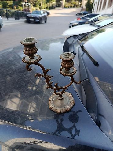 İki şamlıq yuvası olan dekorativ metal şamdan . - Material: tökmə