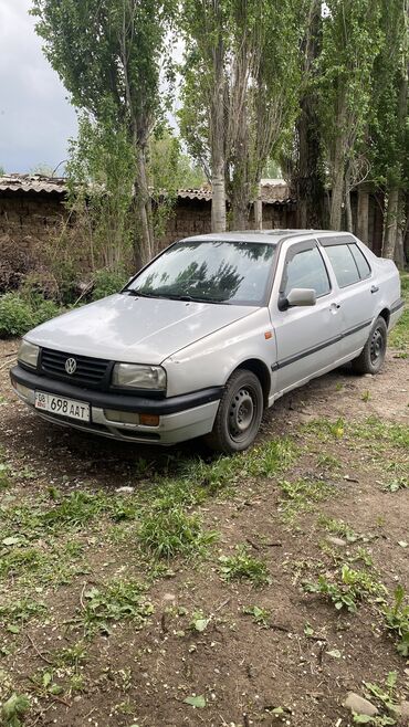 Volkswagen: Volkswagen Vento: 1992 г., 1.8 л, Механика, Газ, Седан