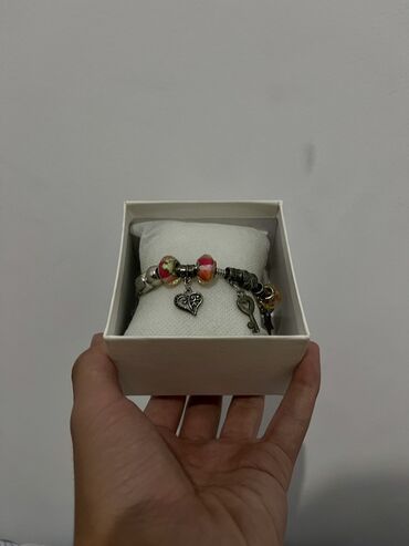 заказать именные браслеты: Браслет Pandora с подвесками, выполненный в серебристом цвете с