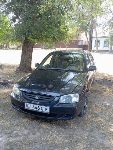 машина дишовый: Hyundai Accent в тёмном цвете, практичный седан, подходящий для