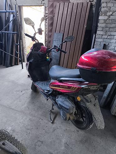 honda git: Скутер GJSYM, красный, оснащён: - 4‑тактным одноцилиндровым двигателем — 2
