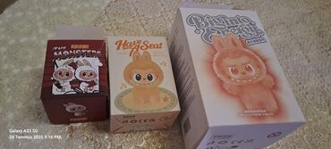 Oyuncaqlar: Üç qutu oyuncaq məhsulu dəsti, hər biri fərqli dizaynlı. Dəstə "The