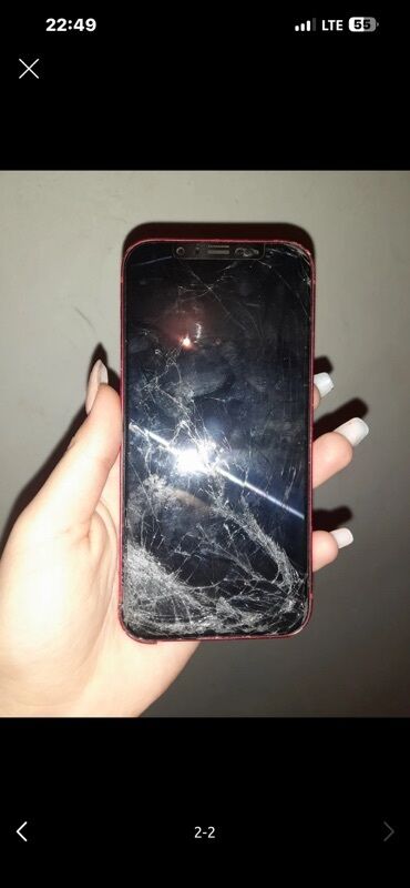 Məişət texnikası: Məhsul: Apple iPhone (qırmızı rəng, iki arxa kamera) Təsvir: - Rəngi
