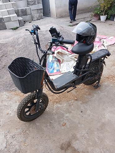 форь: Электроскутер компактного формата с корзиной спереди подоется 2 — 1