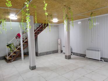 продаю пол дом район рабочий городок: Светлое помещение с отдельным входом и лестницей - Просторный зал