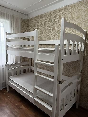 Кровати: Двухъярусная кровать с двумя матрасами - Материал: массив дерева — 1