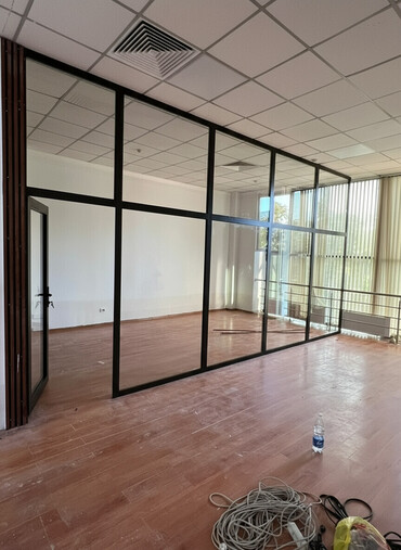 стеклянные межкомнатные перегородки: Буюртмага Каркастык тосмо, Офис үчүн, Монтаждоо