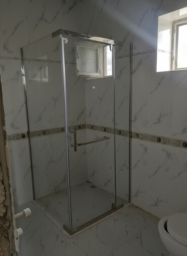 hamam ucun moydadirlar: Şüşə duş kabinası - Forma: kvadrat, iki sabit panel və ön tərəfdə