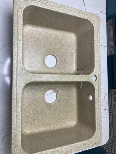Продается кухонная мойка б/у с двумя чашами, гранитная (композит). В