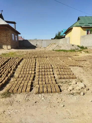 Саман кирпич куйуп уй которуп беребиз стройканын баардык турун