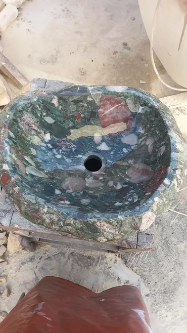 Раковины из речного камня и гранита