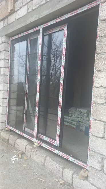 Пластиковая дверь