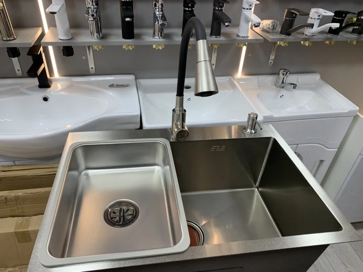 Кухонная мойка из нержавеющей стали аксессуарами Особенности: - Две