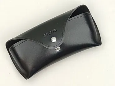 Czarne etui na okulary marki SHEIN. Posiada klapkę zamykaną na