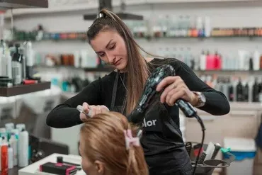 Вакансия: Парикмахер 💇‍♀️✂️ Мы предлагаем: ✔️ Зарплата: от 25 000