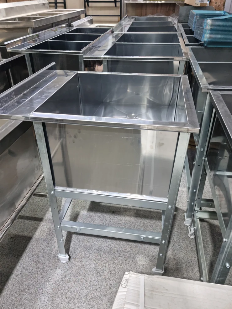 Кухонная мойка, Накладной способ установки, Квадратная форма, Материал: Металл, Размер: 65 x 70 см