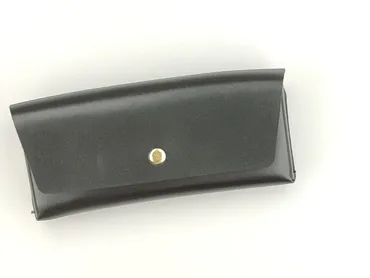 Oryginalne etui na okulary przeciwsłoneczne w kolorze czarnym. Solidne