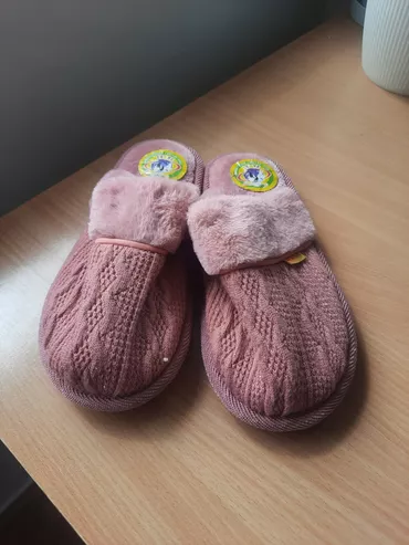 Indoor slippers, 37