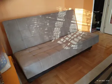 Prodajem dva kauča manji i veći sa klik-klak mehanizmom u ispravnom i