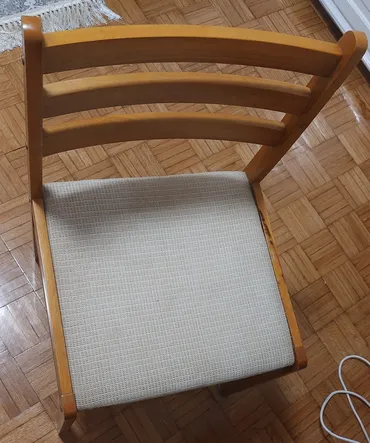 Trpezarijske stolice 4 komada.

Ocuvane, potrebno dubinsko pranje
