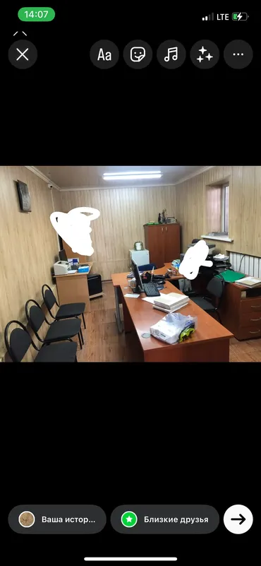 Тапшырыкка эмерек, Кеңсе, Үстөл