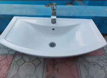 Продаётся раковина со смесителем.Керамика