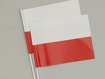 Dwie używane chorągiewki z flagą Polski. Idealne na obchody świąt