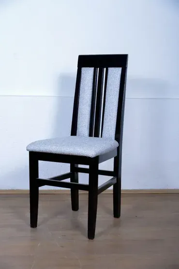 Trpezarijska stolica od punog drveta 🪑 Elegantna i izdržljiva stolica