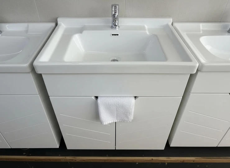 Белая керамическая раковина прямоугольной формы с тумбой. Раковина