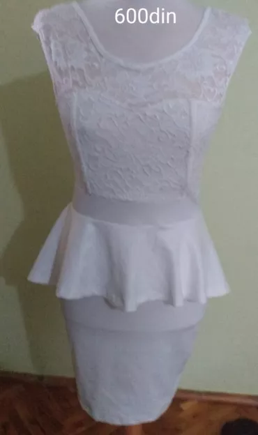 Prelepa bela haljinica jednom obucena