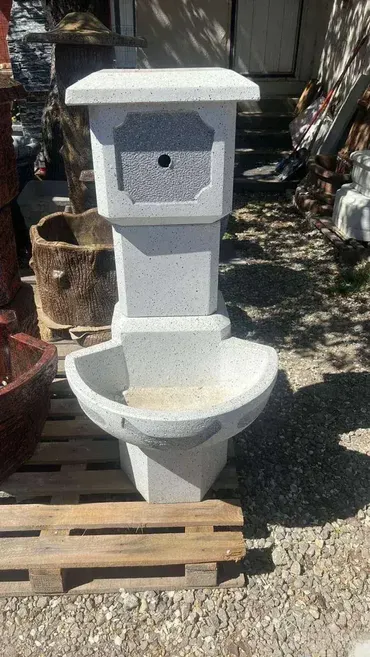 Betonska Figura – Žaba "Welcome" 🐸🌿 Ova šarmantna betonska figura u