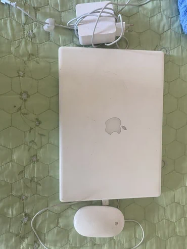 Polovan Apple MacBook u beloj boji, dolazi sa punjačem i mišem