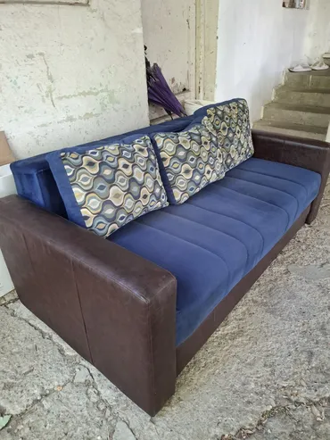 Prodajem trosed dimenzija 2m,rasklapa se, u dobrom stanju