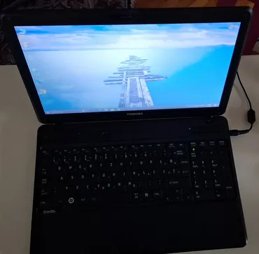 Toshiba satelite C660-11Q radi sve osim tastature ude bez punjača ima