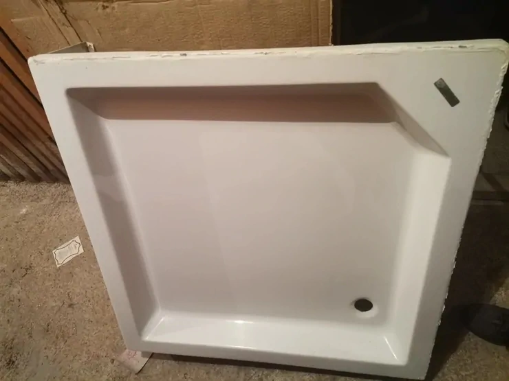 Tuš kada 90x90 cm korišćena i u dobrom je stanju, bez oštećenja i