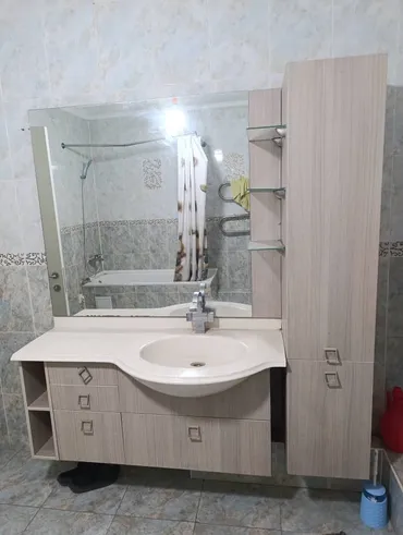 Раковина из камня столешница тоже каменная 
Со шкафчикам