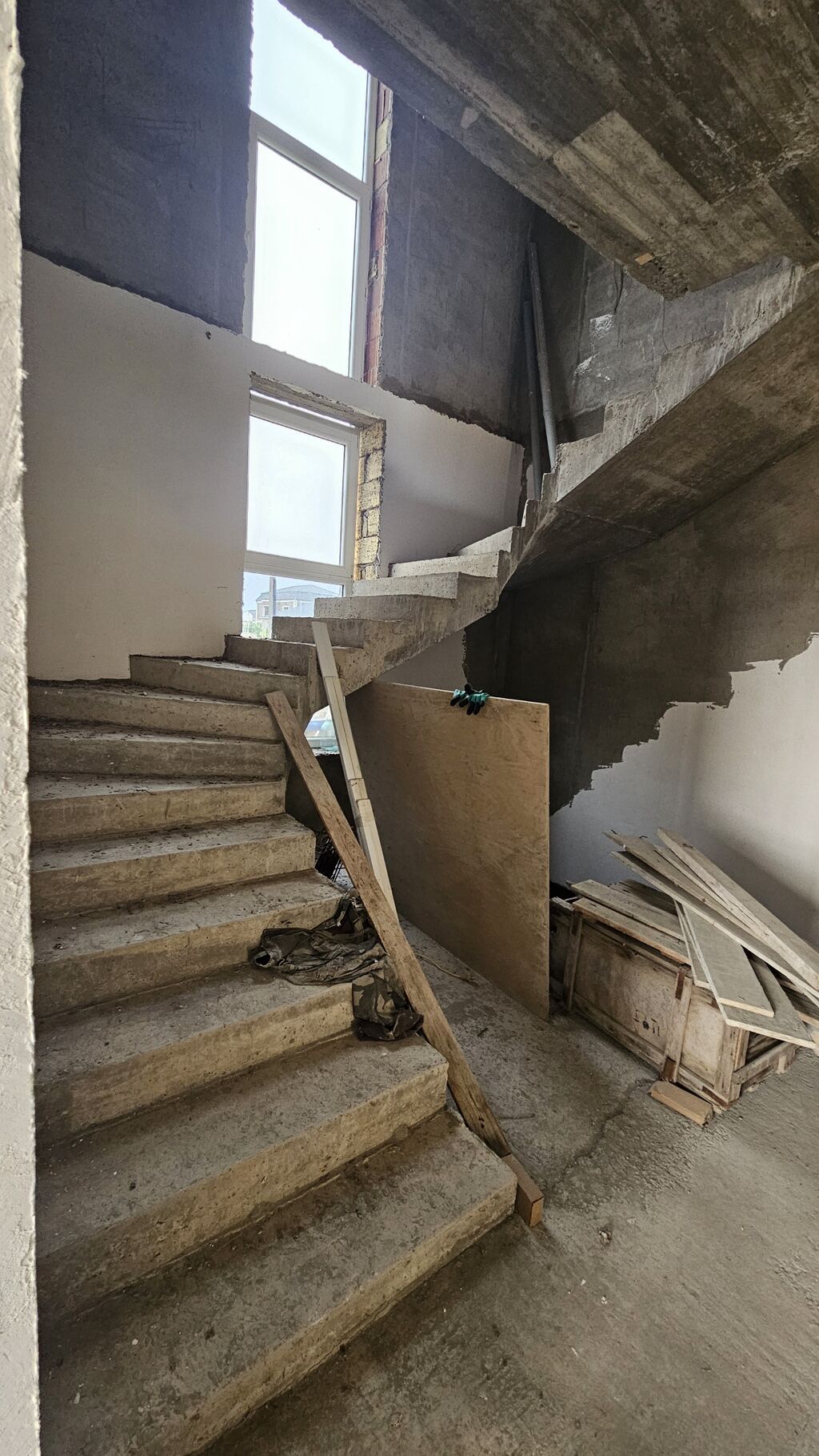 9 otaq, 299 kv. m, Təmirsiz