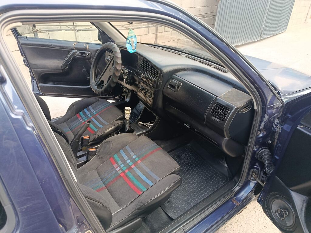 Volkswagen Golf: 1993 г., Механика, Бензин, Хэтчбэк: фото 3