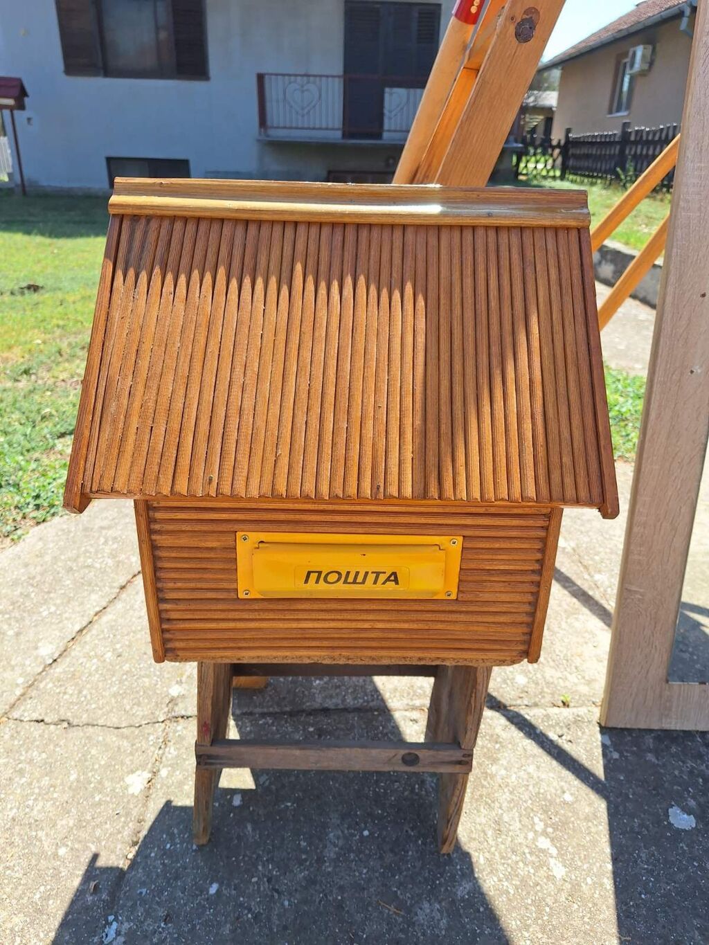 Ostala baštenska oprema: Ovo drveno poštansko sanduče u obliku kućice, izrađeno od letvica u