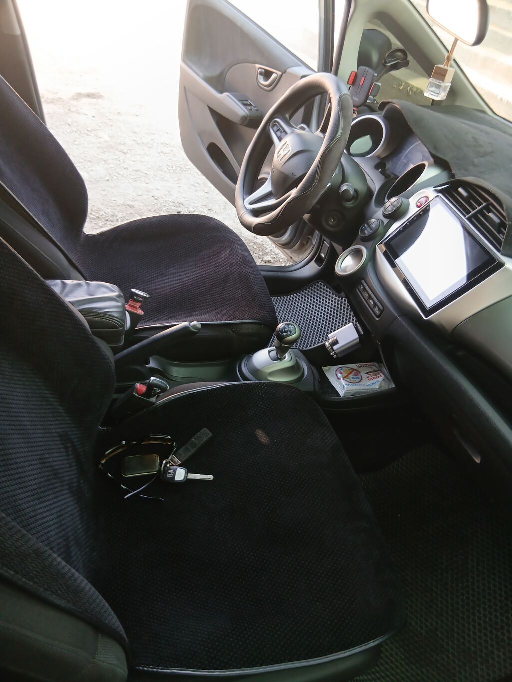 Honda Fit: 2010 г., 1.4 л, Робот, Бензин, Хэтчбэк: фото 4