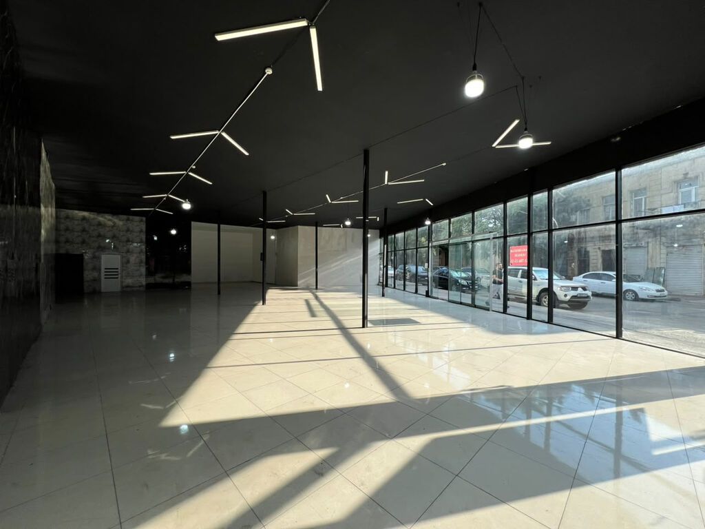 Təbriz küçəsində 2 yola baxan, geniş vitrajlı 380 m² obyekt icarəyə