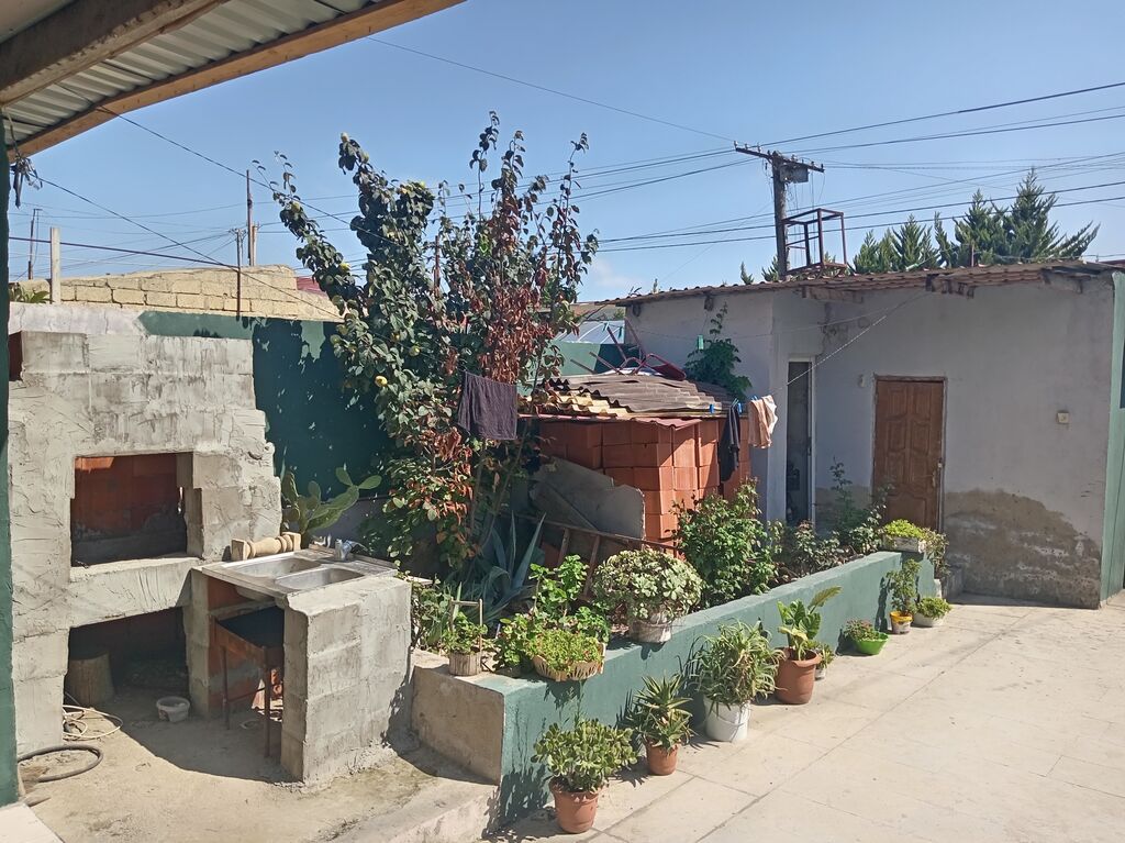 Satılır: həyət evi - Giriş: dəmir darvaza və ayrıca piyada qapısı