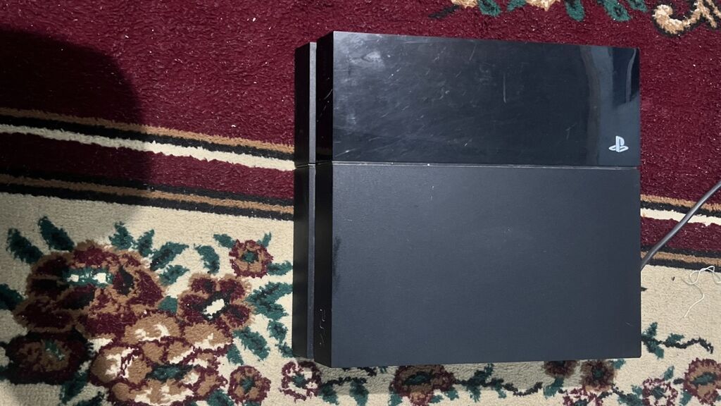 Sony PlayStation 4 (первая версия, “Fat”) + три геймпада DualShock 4: фото 1