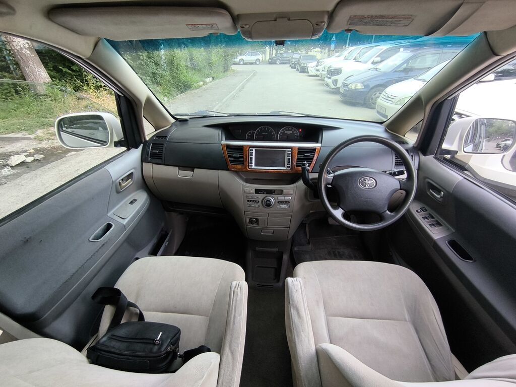 Toyota Noah: 2005 г., 2 л, Автомат, Бензин, Минивэн: фото 7
