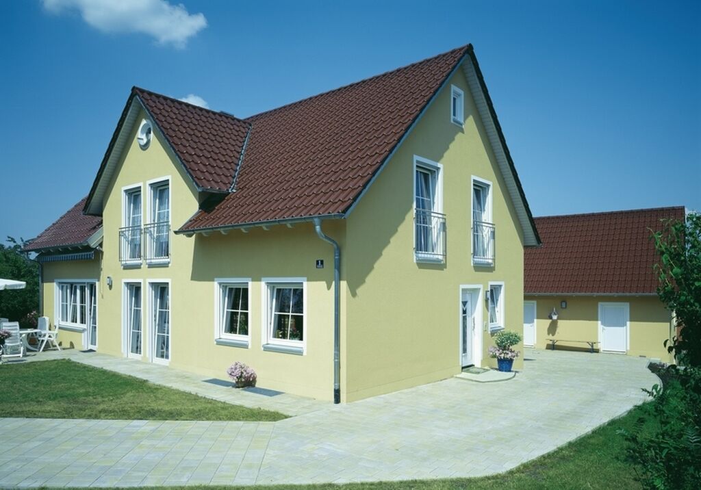 Покраска домов спб. Дом с коричневой крышей. Фасад дома. Цвета домов. Покраска фасадов домов.